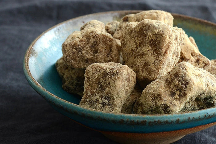 סוכר קנים גבישי חום מאוקינאווה עשוי מ100% קנה סוכר 200 גרם